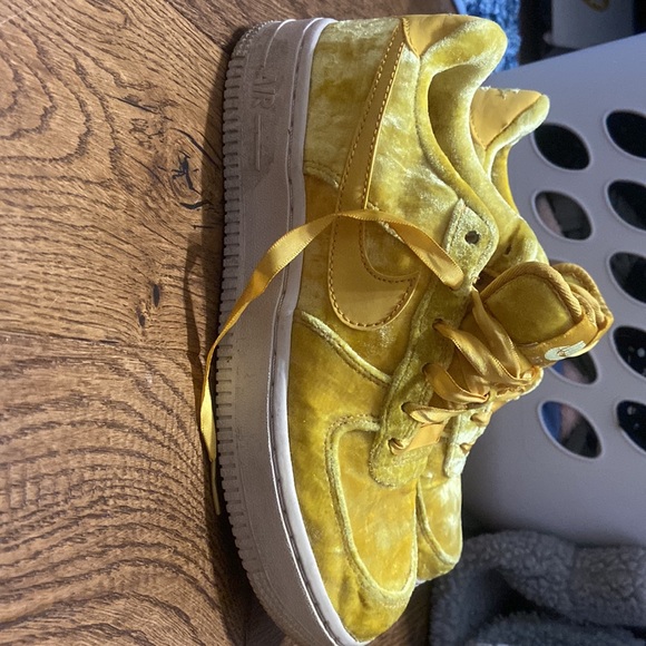 Velvet Yellow Nike Air Force 1 Low '06 - Picture 3 of 5
